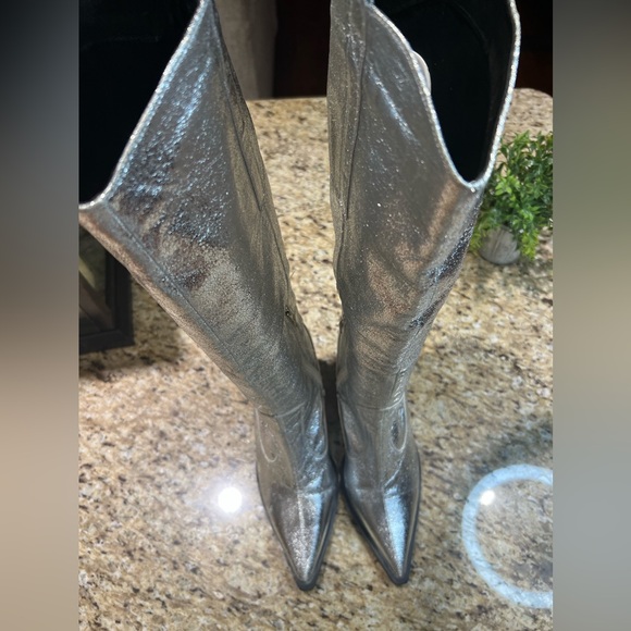 PrettyLittleThing SILVER METALLIC WESTERN POINTED WEDGE HEELED KNEE BOOTS 9 - Picture 3 of 14